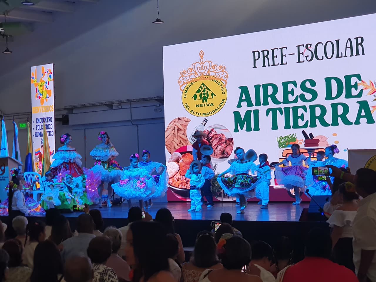 Niños jugando en el aula del preescolar de Neiva