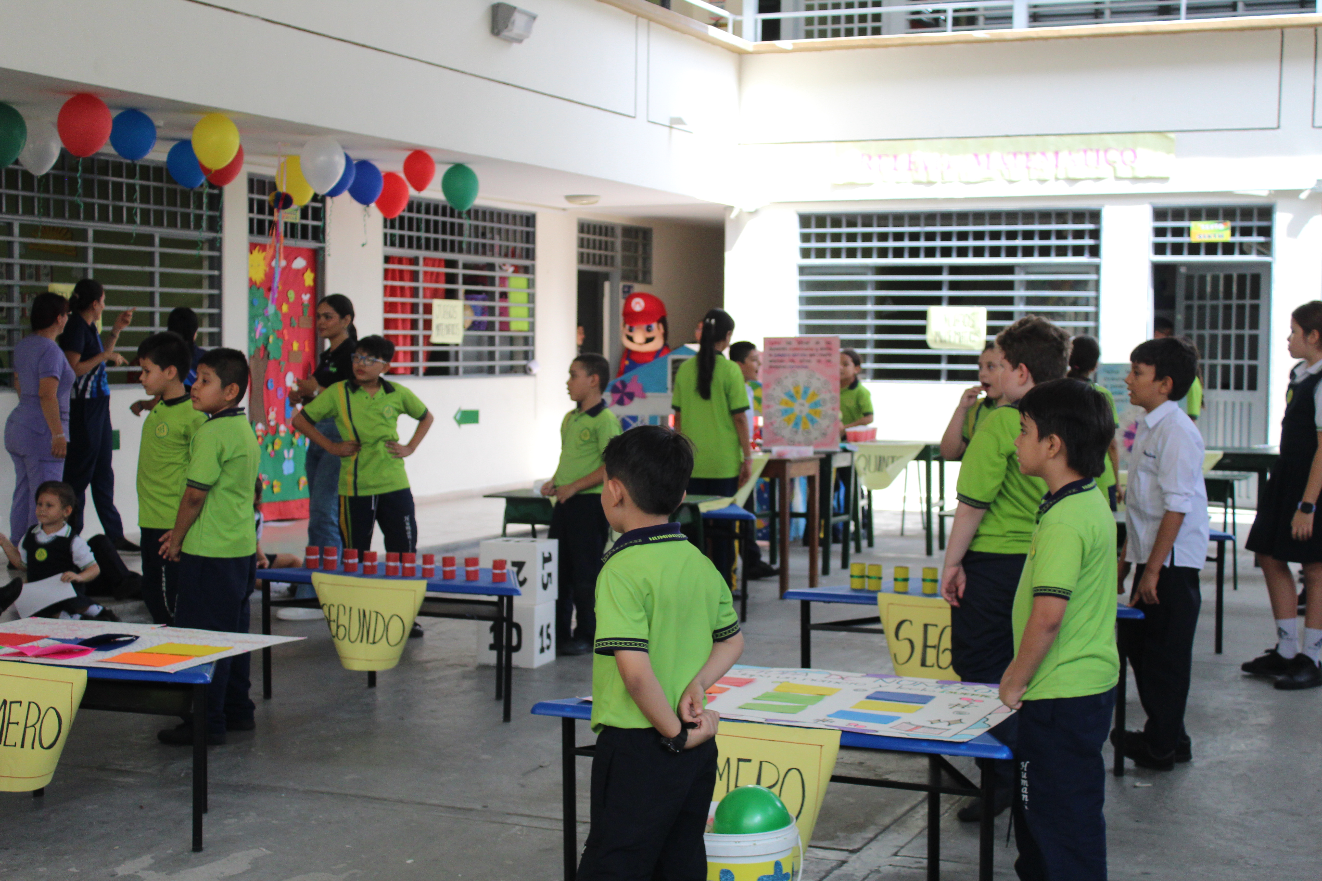 Estudiantes de primaria en aulas bilingües