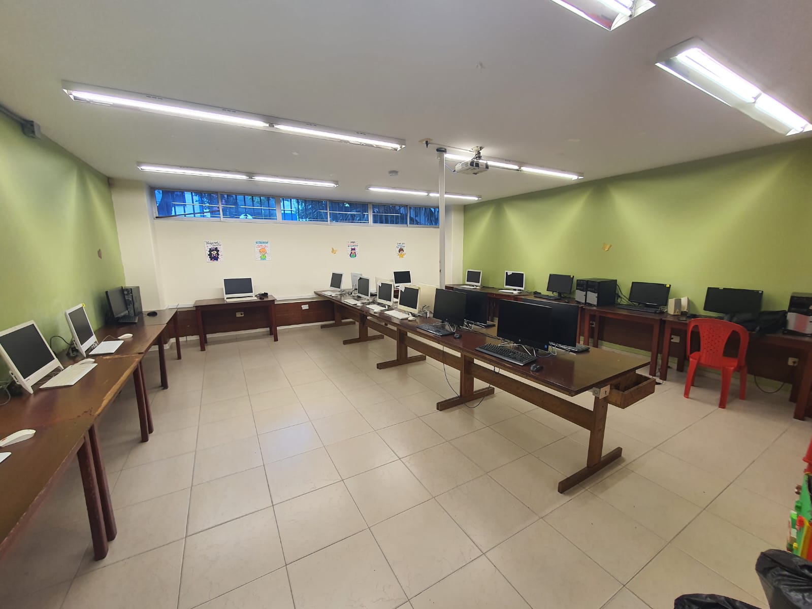 Aulas inteligentes con tecnología educativa avanzada