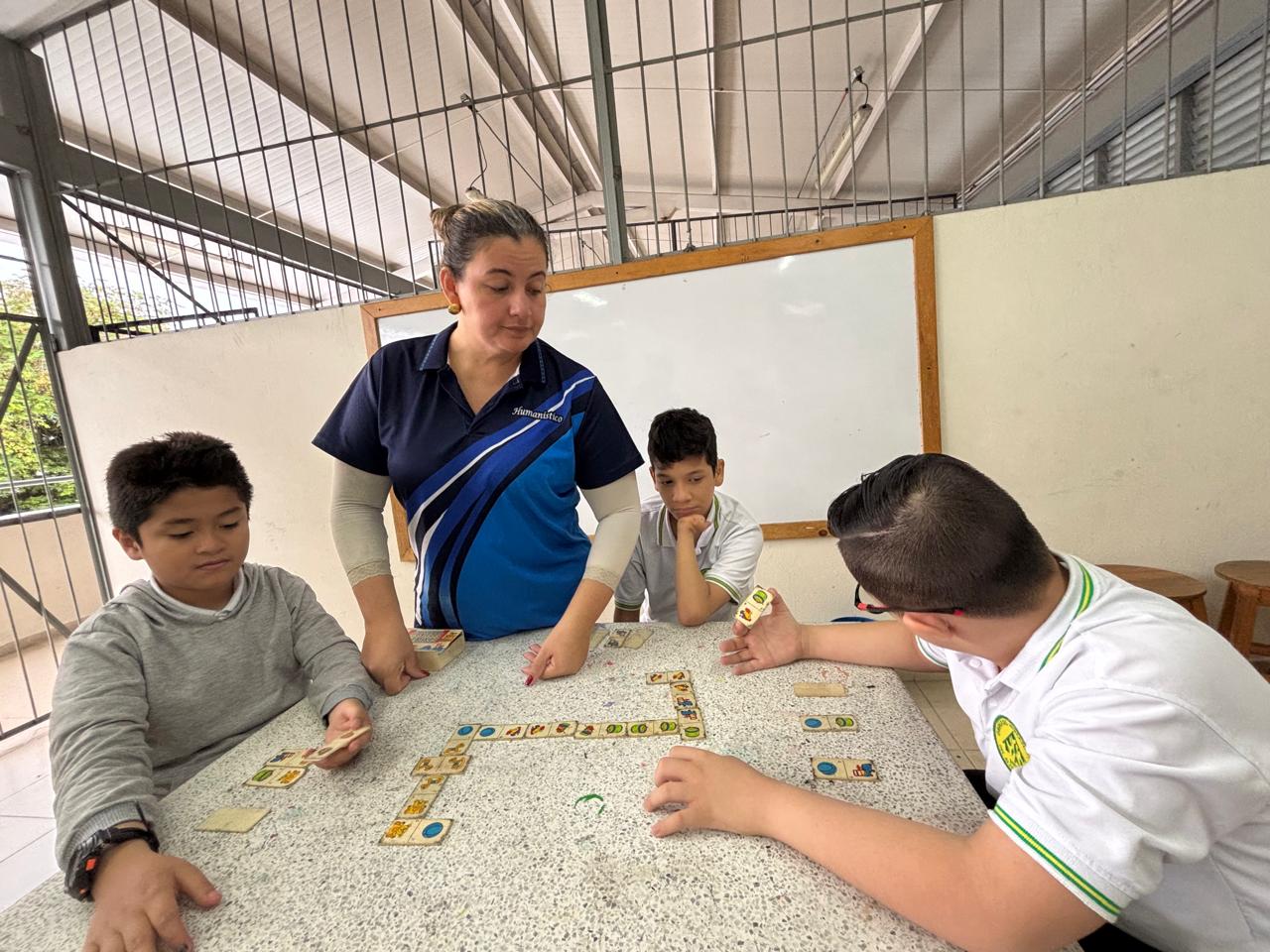 Laboratorios de ciencias equipados con tecnología moderna