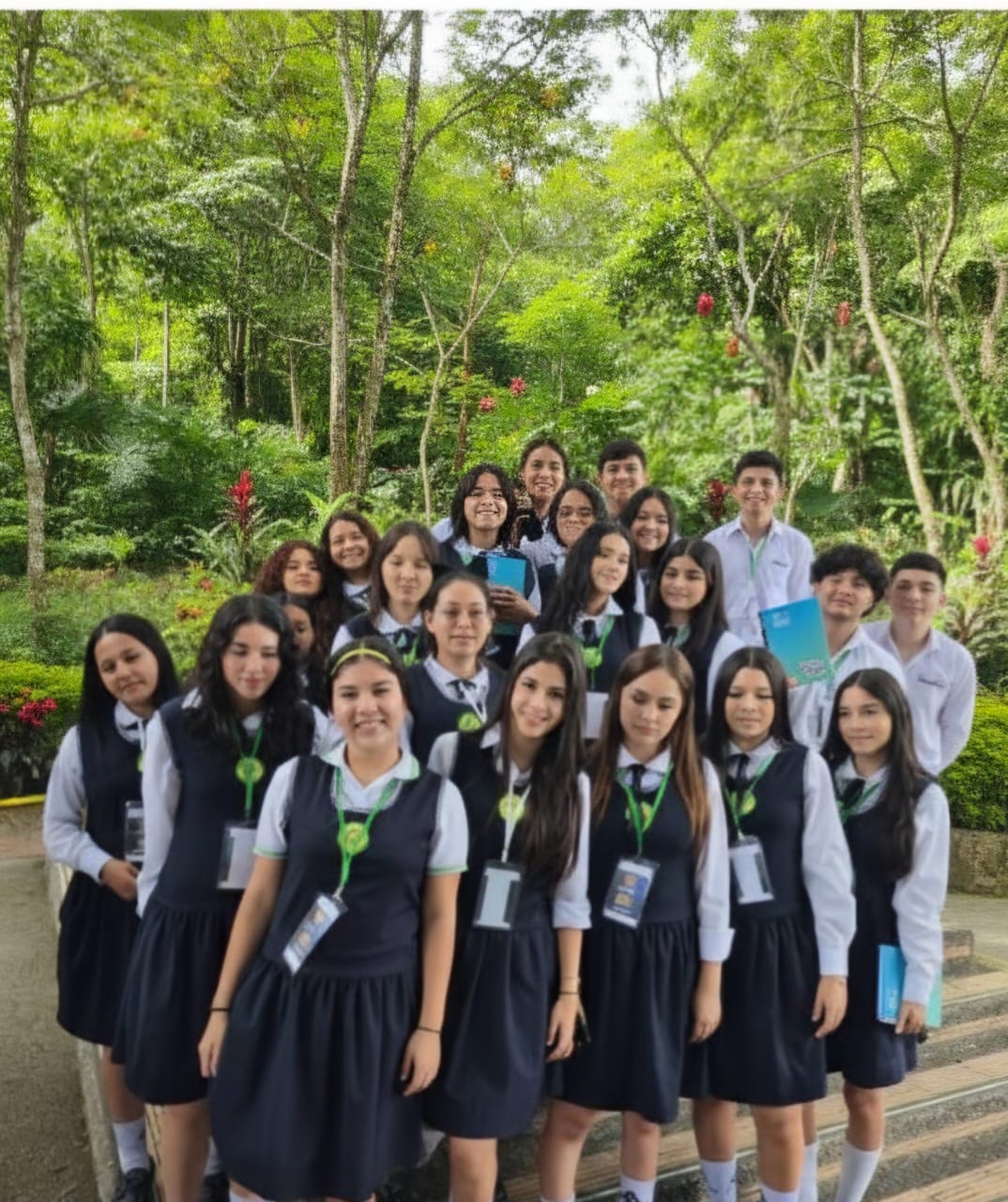 Estudiantes de educación media académica en actividades grupales